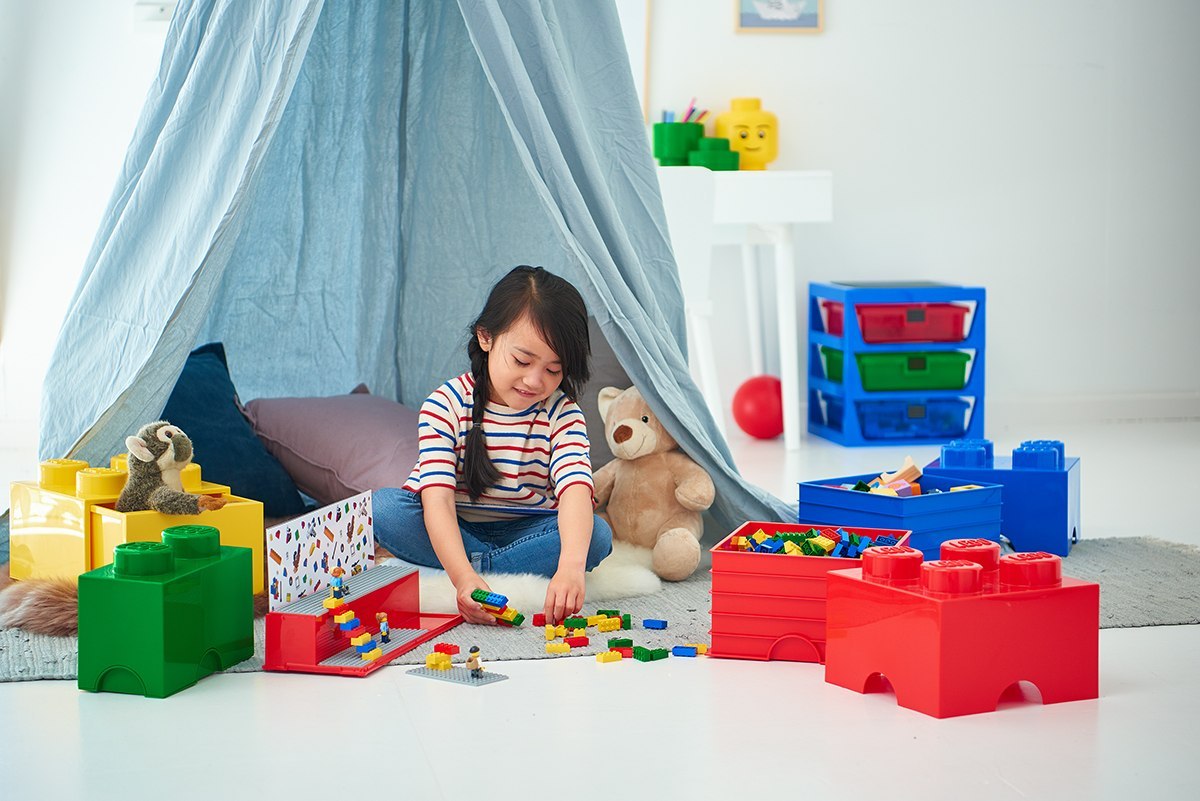 Pojemnik LEGO Brick 4 niebieski do przechowywania klocków w pokoju dziecięcym