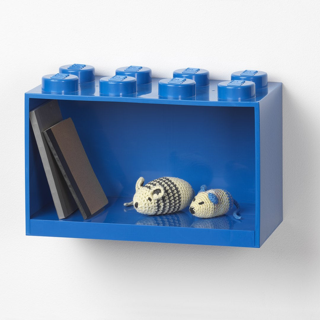 Niebieska półka LEGO na zabawki w kształcie klocka z książkami i zabawkami w środku
