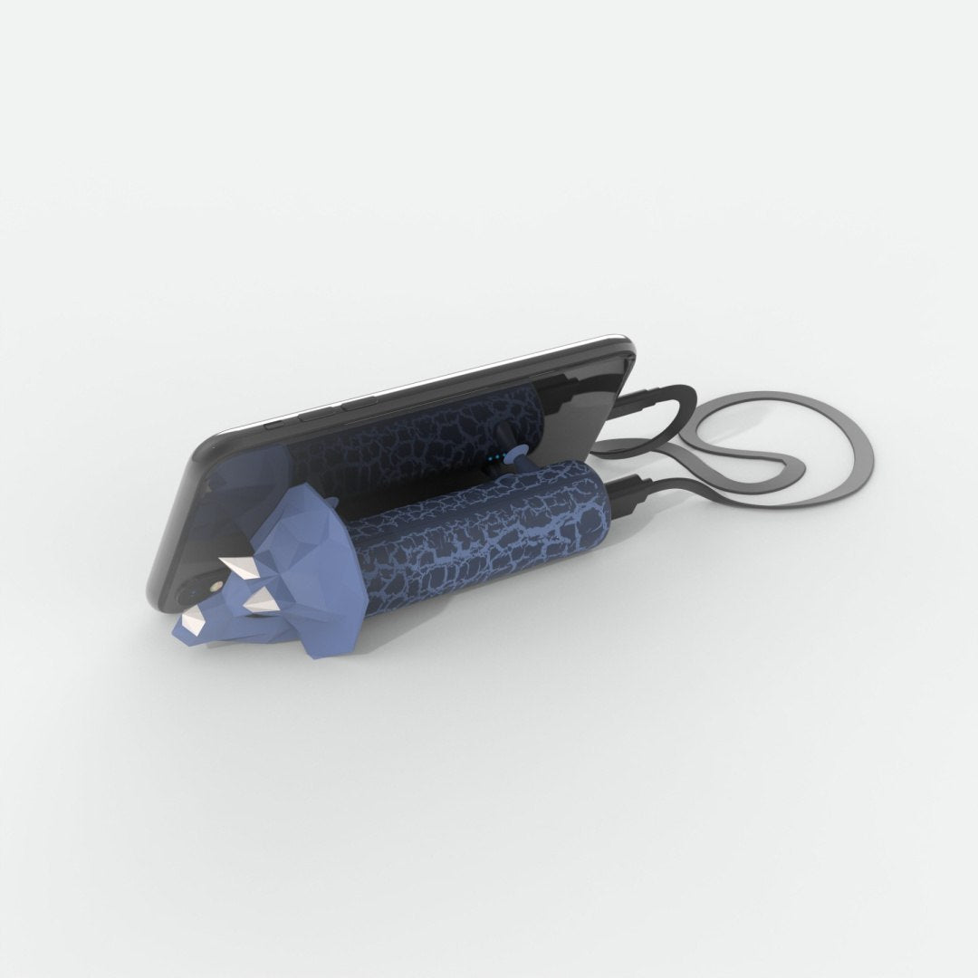 Powerbank Dino 4800 mAh marki Yamann z unikalnym niebieskim wzorem podłączony do telefonu
