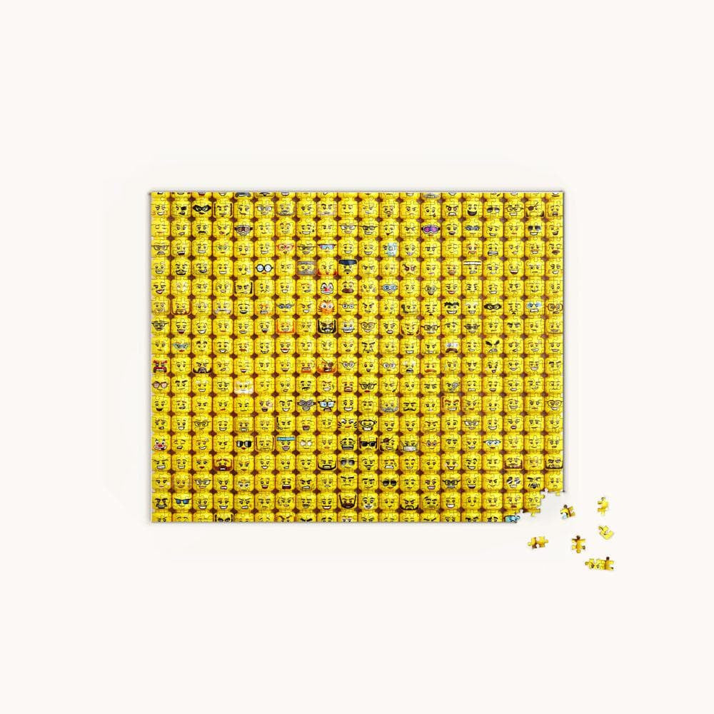 Puzzle LEGO minifigurki przedstawiające różne wyrazy twarzy żółtych figurek LEGO ułożone na białym tle