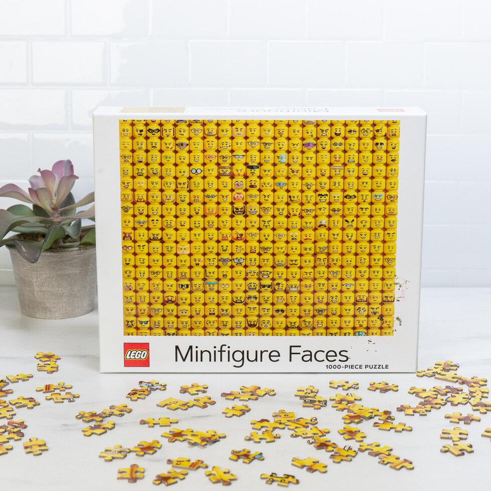 Puzzle LEGO minifigurki z 1000 elementów przedstawiające różne twarze minifigurek LEGO w jasnym opakowaniu