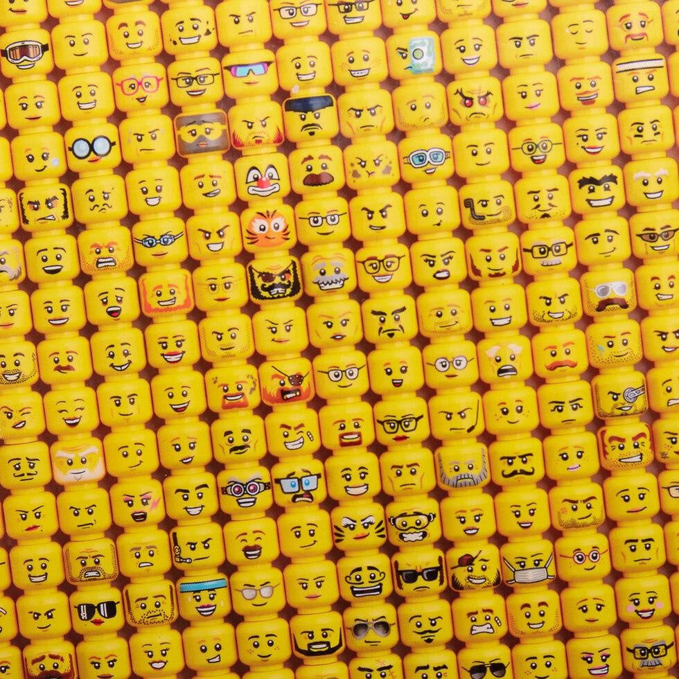 Kolorowy puzzle LEGO minifigurki przedstawiające różne żółte główki z wyrazami twarzy