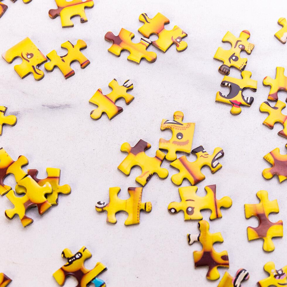 Fragmenty żółtych puzzli LEGO minifigurki na jasnym tle układanka do składania