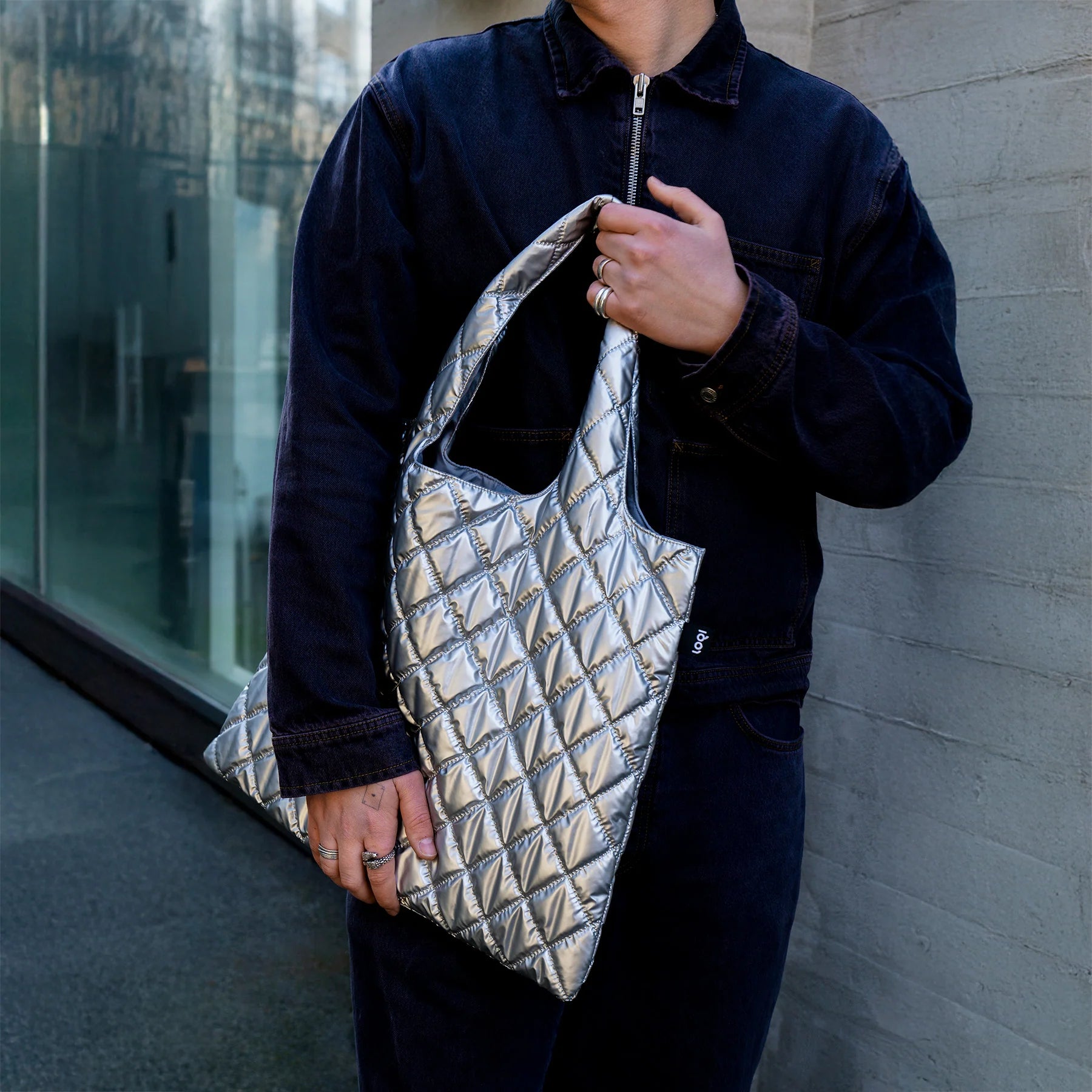 Torba LOQI Metallic – Silver Puffy