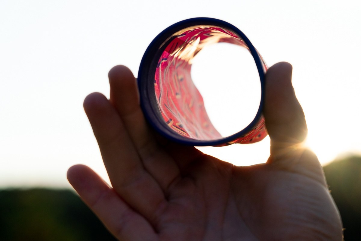 Rzutka Waboba Airlyft dla dzieci uchwycona w dłoni na tle jasnego nieba