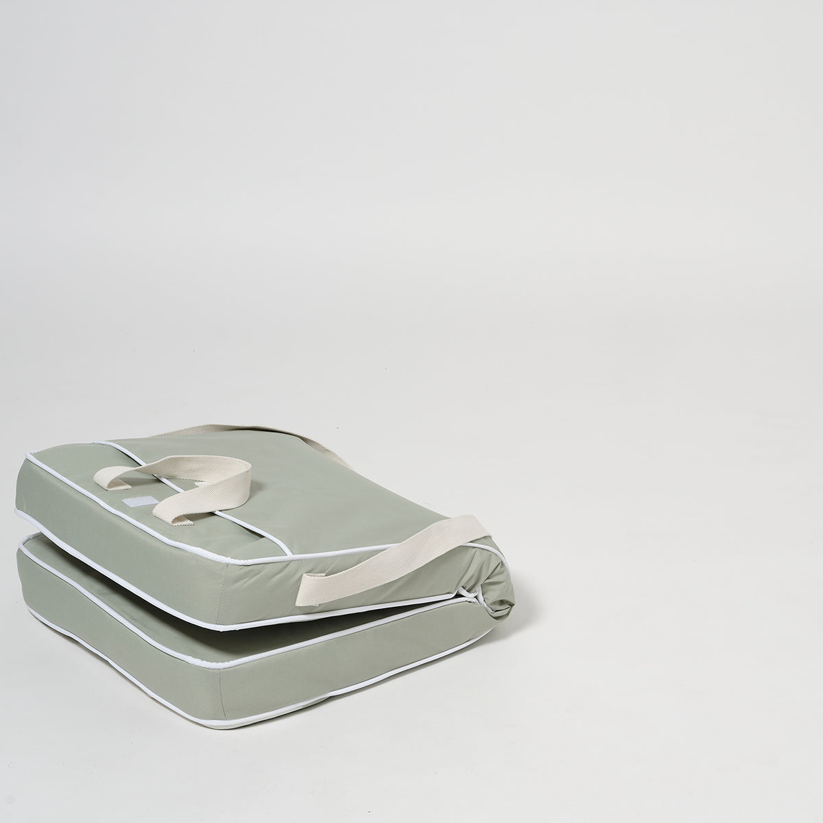 Składane krzesło La Palma Sage w kolorze szałwii z uchwytami do przenoszenia marki Sunny Life