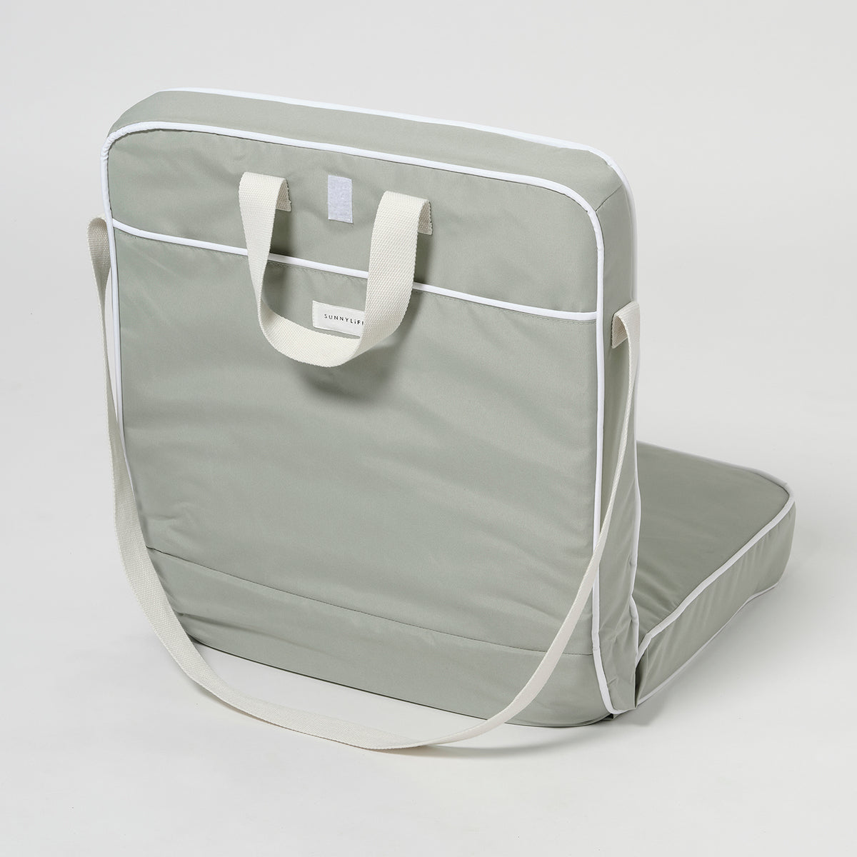 Składane krzesło La Palma Sage od Sunny Life w zielonym kolorze z białymi paskami i uchwytami