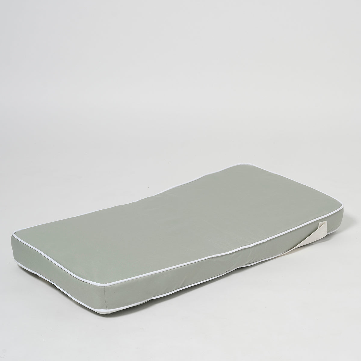 Poduszka na składane krzesło La Palma Sage od Sunny Life w odcieniu zielonym z białym obszyciem