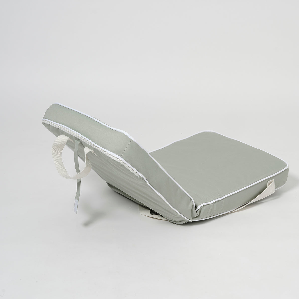 Składane krzesło La Palma Sage marki Sunny Life w zielonym kolorze z białą lamówką i paskami