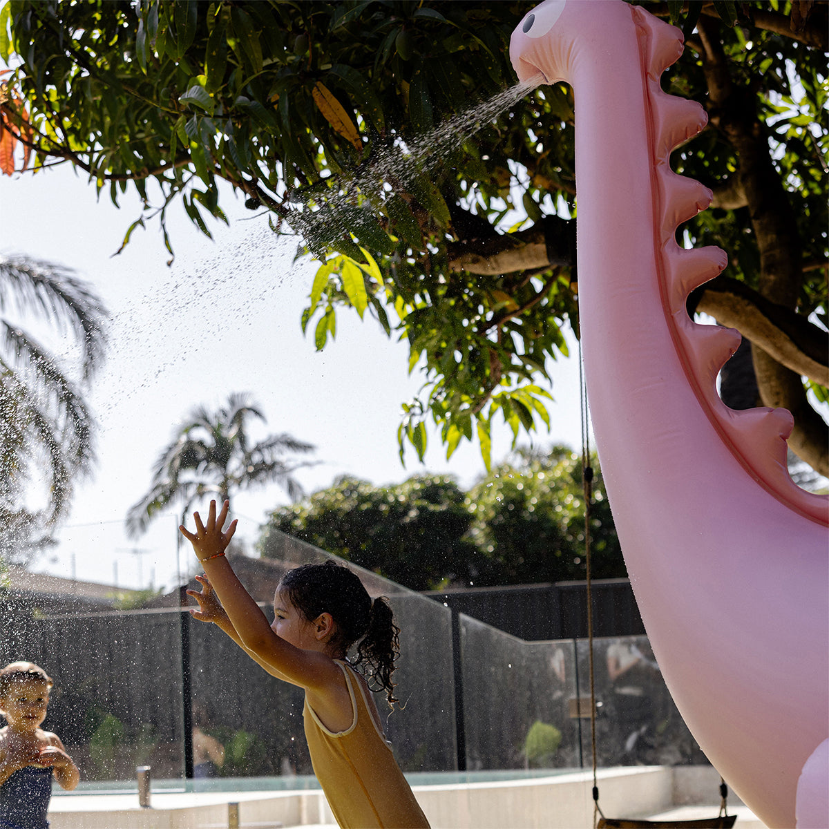 Rociador inflable gigante – Dino Into the Wild, rosa