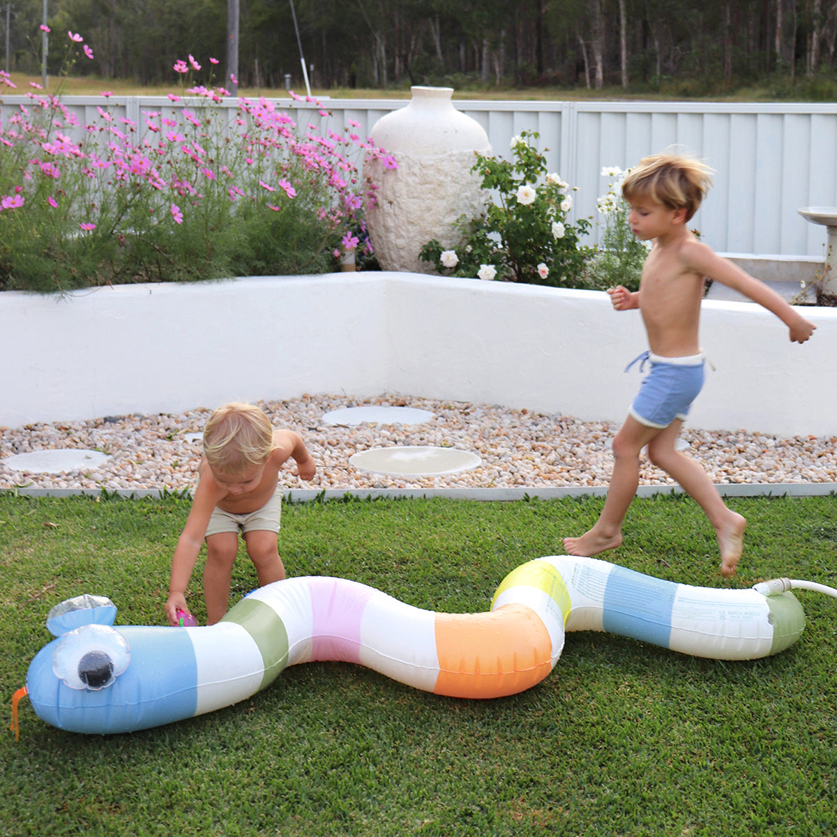 Inflatable sprinkler – Into the Wild