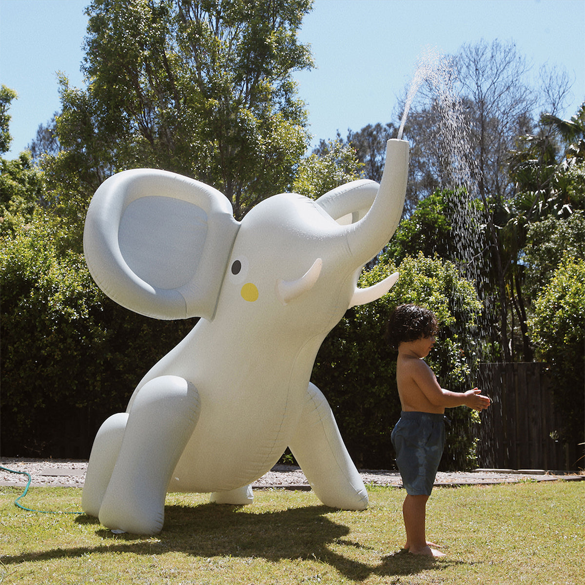 Inflatable giant sprinkler – Eli the Elephant