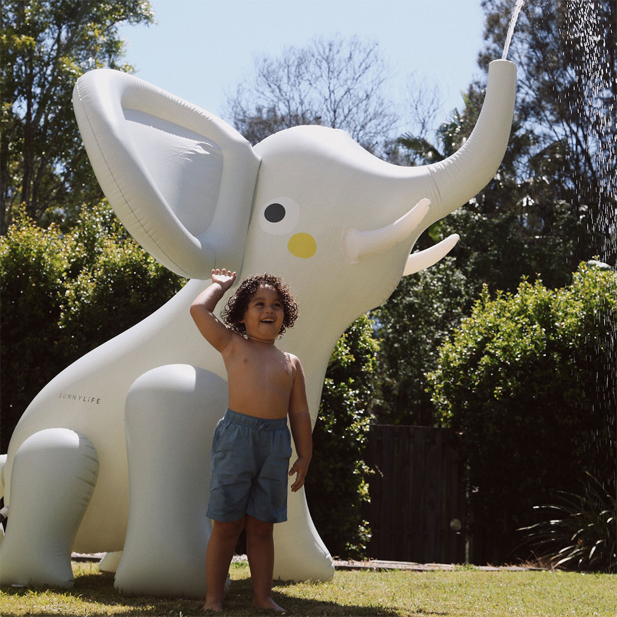 Inflatable giant sprinkler – Eli the Elephant