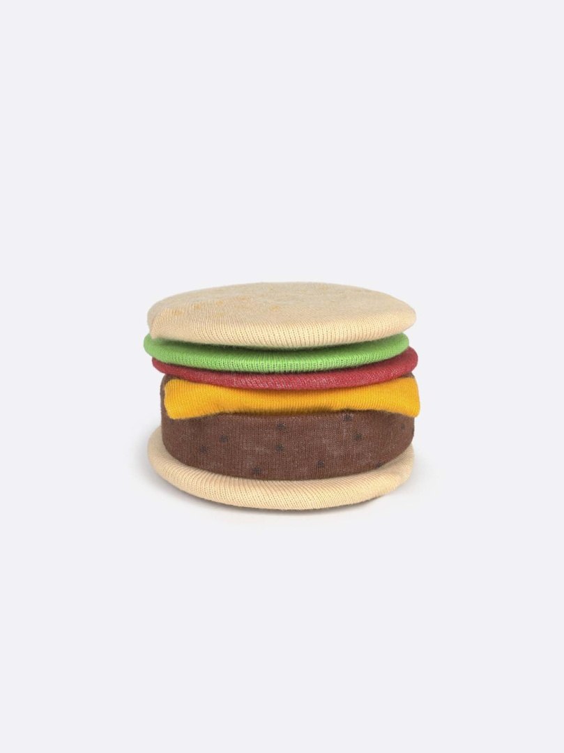 Skarpetki cheeseburger od EMS w kształcie hamburgera z warstwami mięsa sera sałaty i pomidora