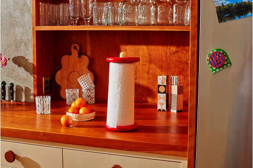 Uchwyt na ręcznik papierowy design Areaware czerwony stojący na kuchennym blacie