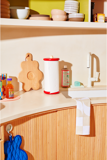 Uchwyt na ręcznik papierowy design w kuchni na blacie obok drewnianej deski i zlewu