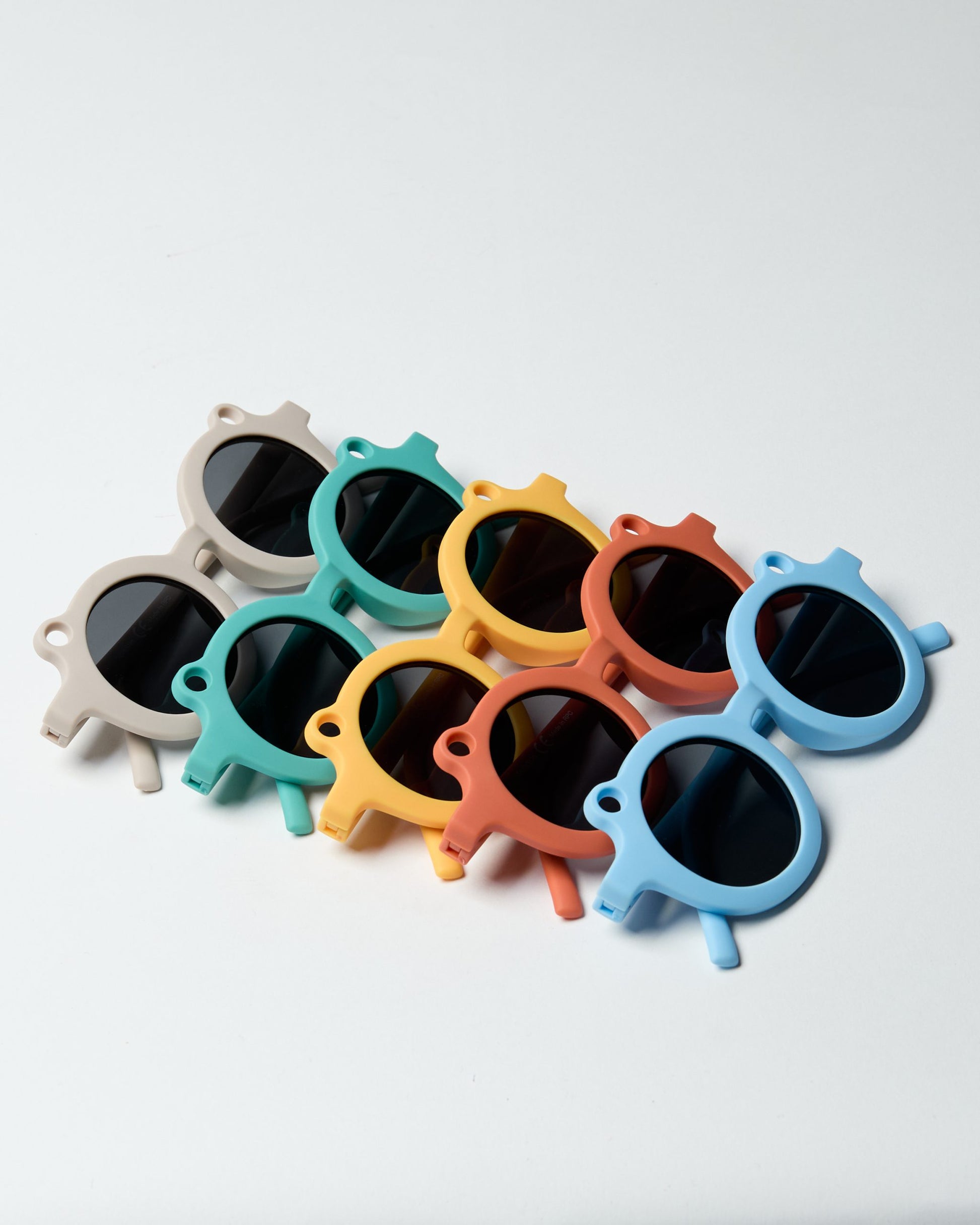 Kolorowe okulary przeciwsłoneczne dla dzieci w różnych pastelowych odcieniach od BV JACOB COMPANY