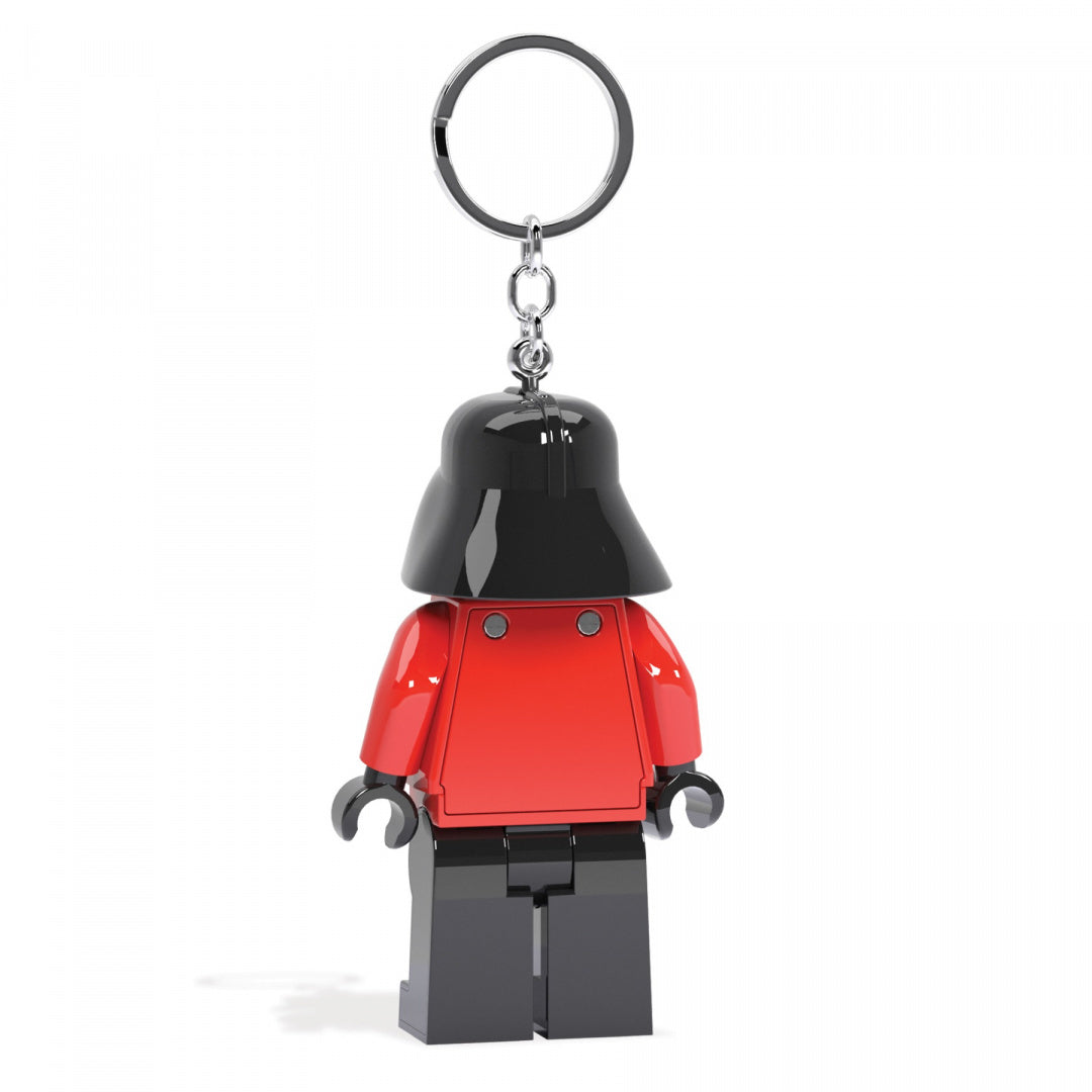 Brelok LEGO Star Wars Darth Vader z czarnym hełmem i czerwonym ciałem na białym tle