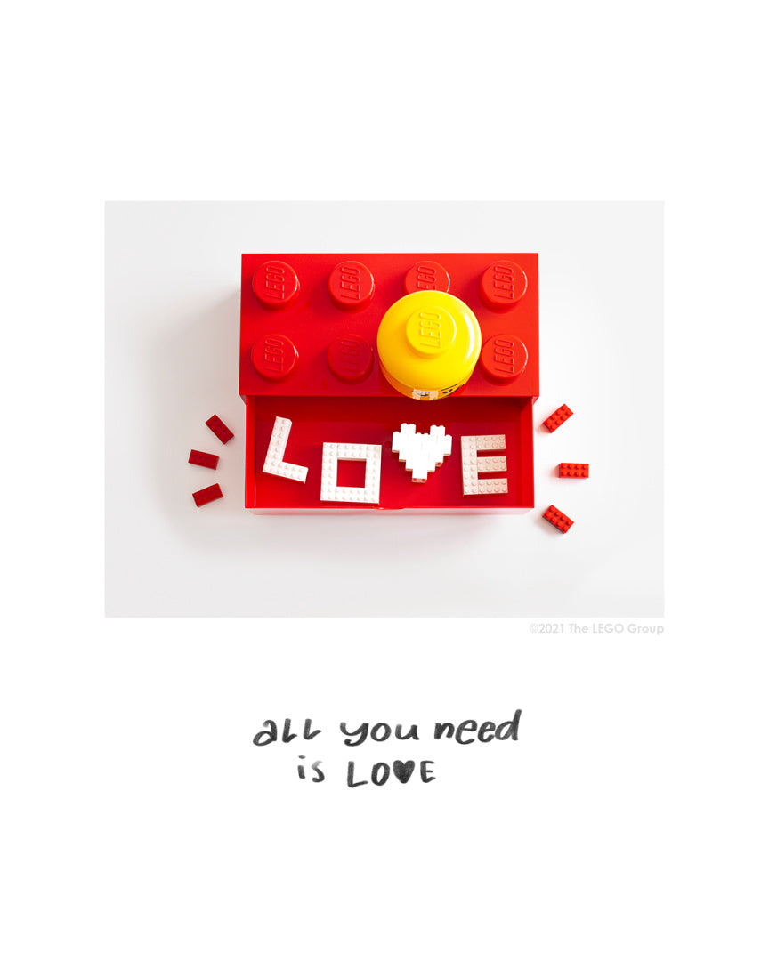Czerwona szufladka LEGO na biurko z żółtą pokrywką i napisem LOVE z klocków