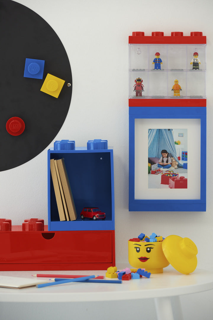Kolorowa szufladka LEGO na biurko z czerwonym i niebieskim organizerem oraz pojemnikiem na klocki i zabawki
