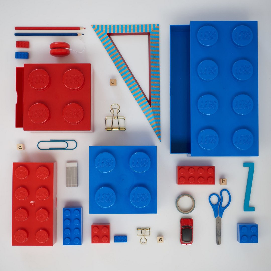 Szufladka LEGO na biurko w kształcie klocków LEGO w kolorach czerwonym i niebieskim z różnymi akcesoriami biurowymi