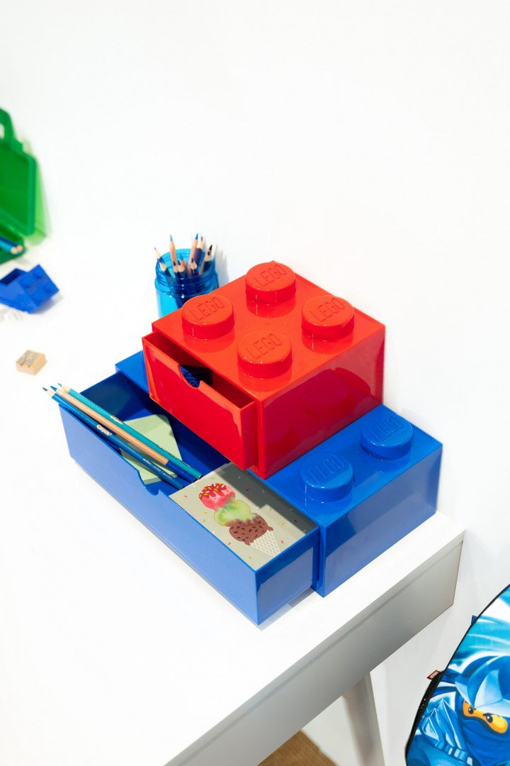 czerwona i niebieska szufladka LEGO na biurko z miejscem na przybory do pisania