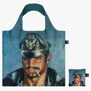Torba podręczna TOM OF FINLAND z nadrukiem mężczyzny w skórzanej czapce i papierosem na niebieskim tle
