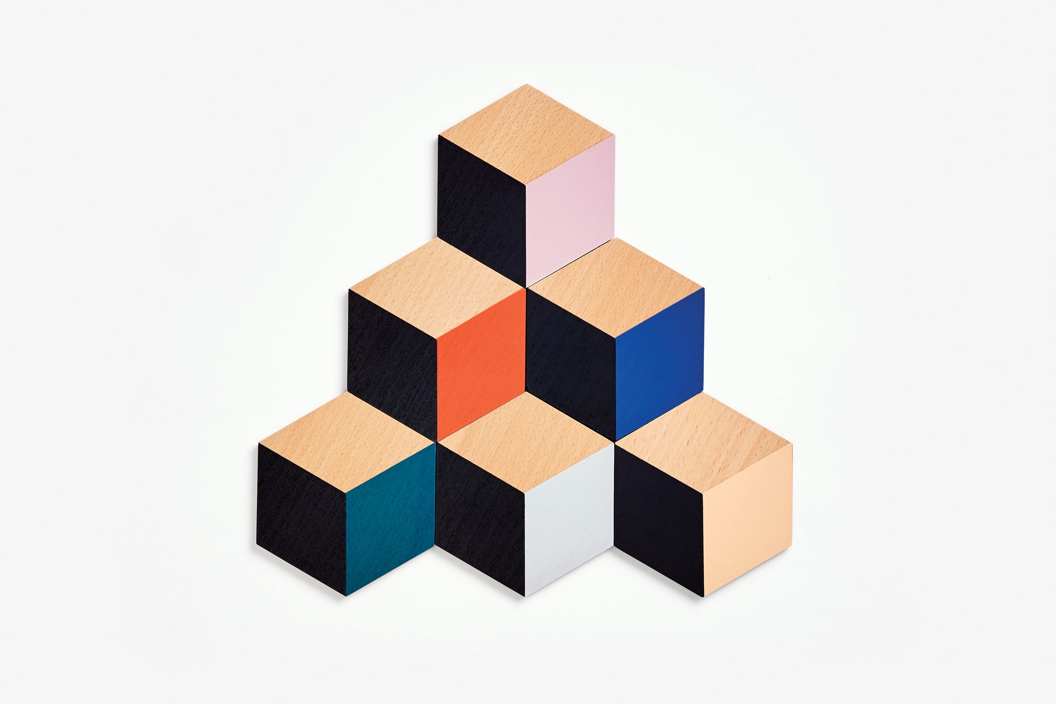 Nowoczesne podkładki stołowe nowoczesne Areaware w kształcie kolorowych geometrycznych kostek drewnianych