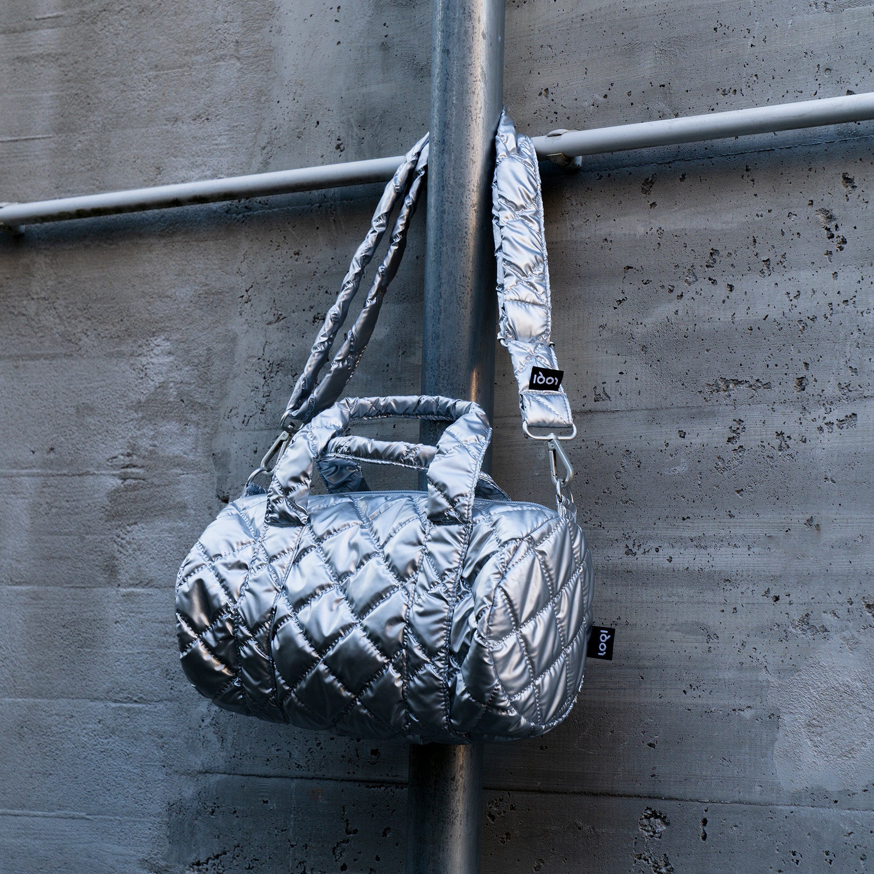 Torba weekender LOQI Metallic – Silver Puffy (średnia)
