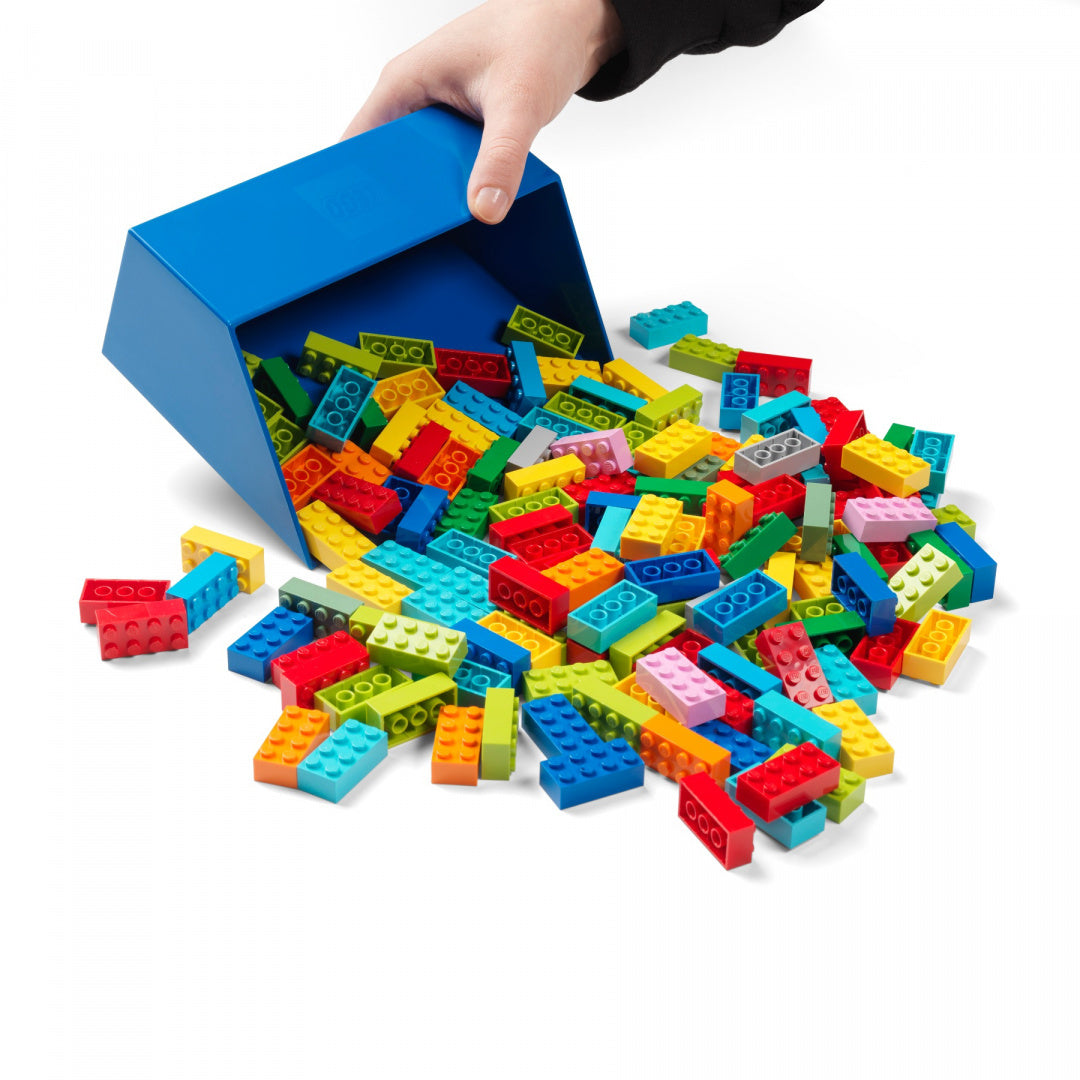 Zestaw szufelek LEGO z kolorowymi klockami i niebieską szufelką do zabawy i układania