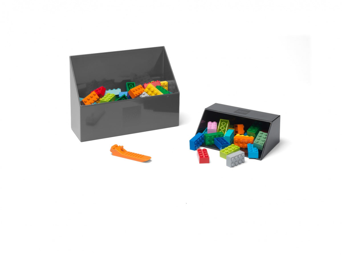 Szufelka do klocków LEGO marki BV JACOB COMPANY z pojemnikami i kolorowymi klockami na białym tle