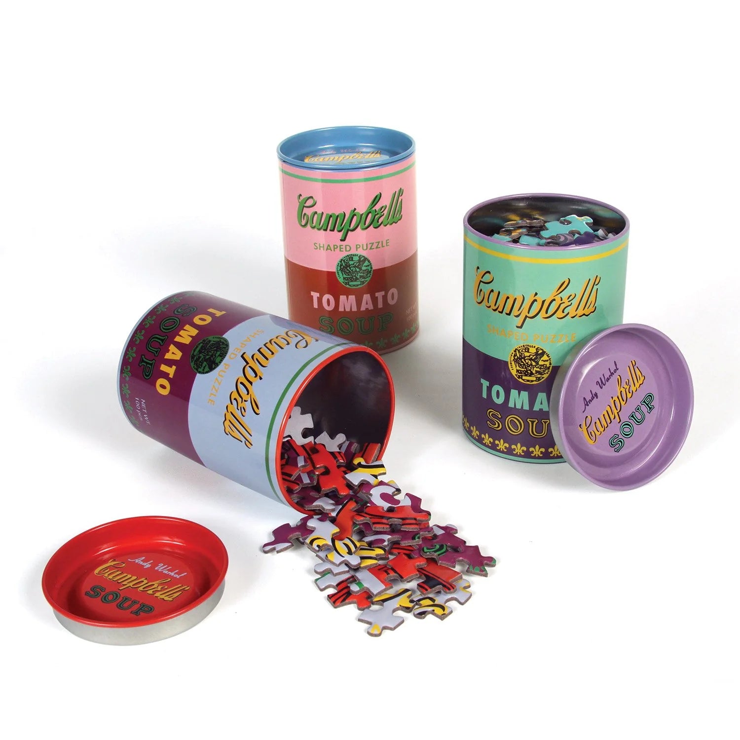 puzzle Andy Warhol Soup Cans w kształcie puszek z zupą Campbell rozrzucone na białym tle