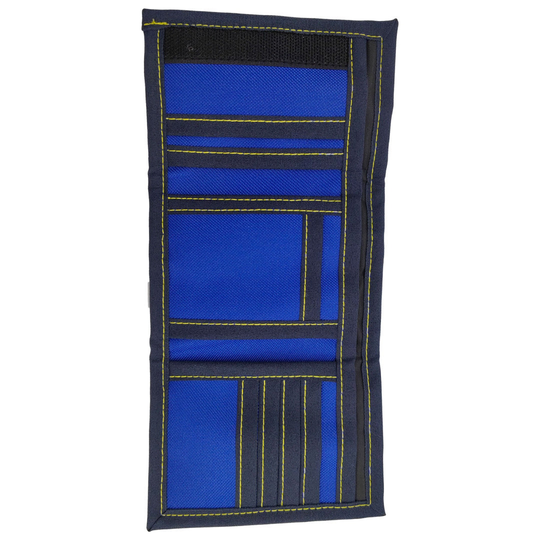 Niebiesko-czarny portfel Pokémon wykonany z materiału z licznymi przegródkami