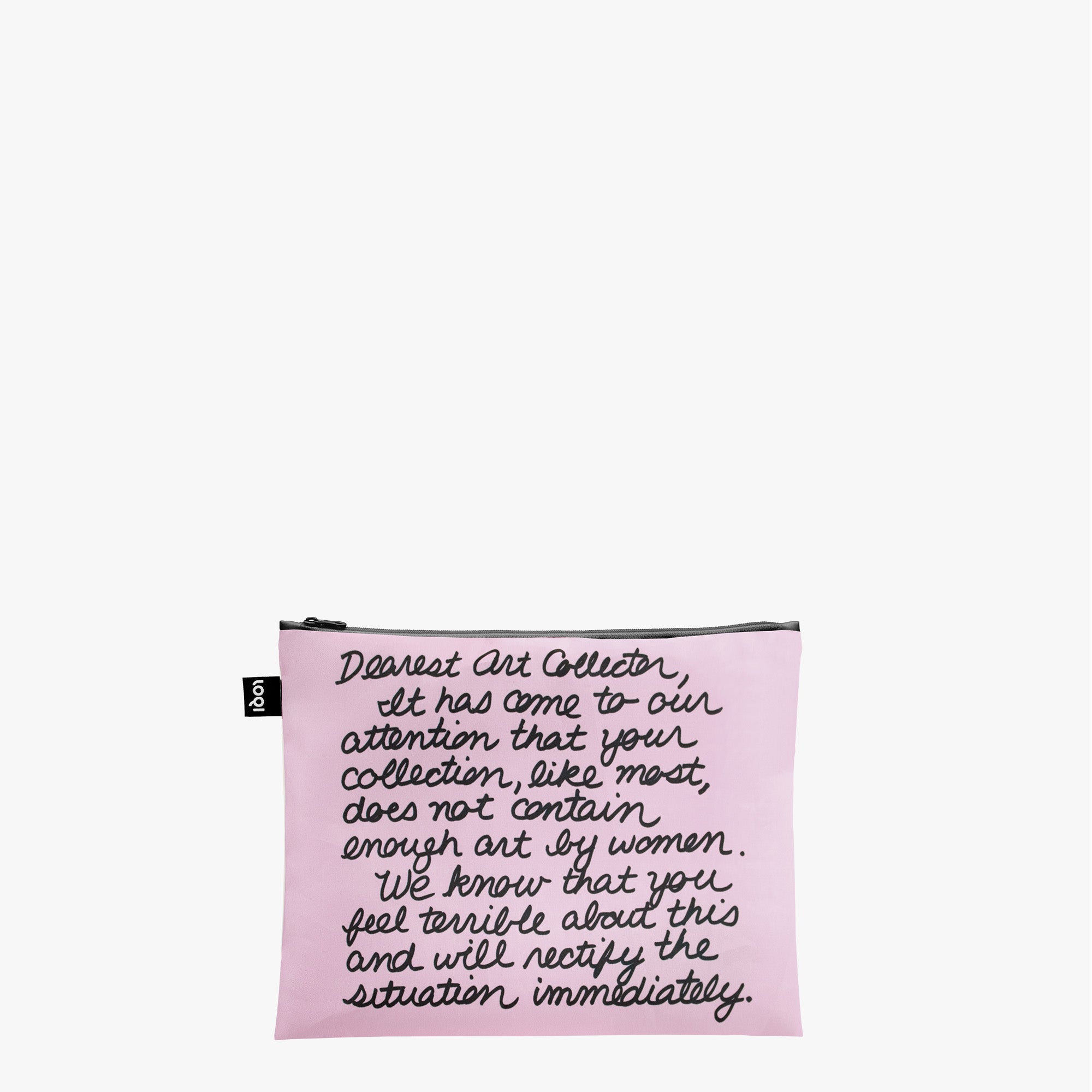 różowa saszetka z czarnym napisem zestaw saszetek LOQI Guerrilla Girls z motywem artystycznym