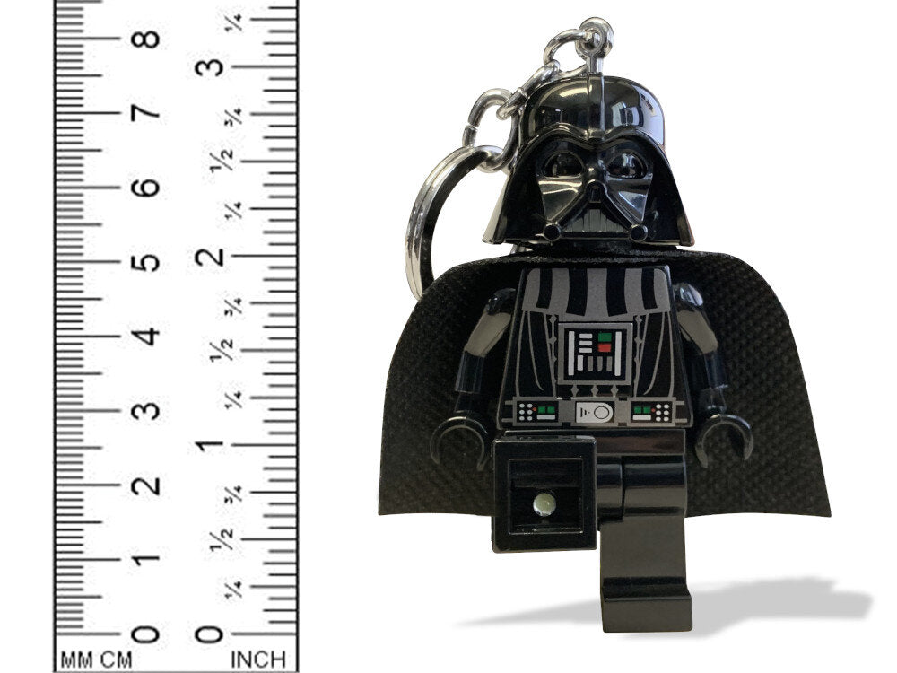 brelok z latarką LEGO Star Wars Darth Vader figurka z kapturem i miarką obok