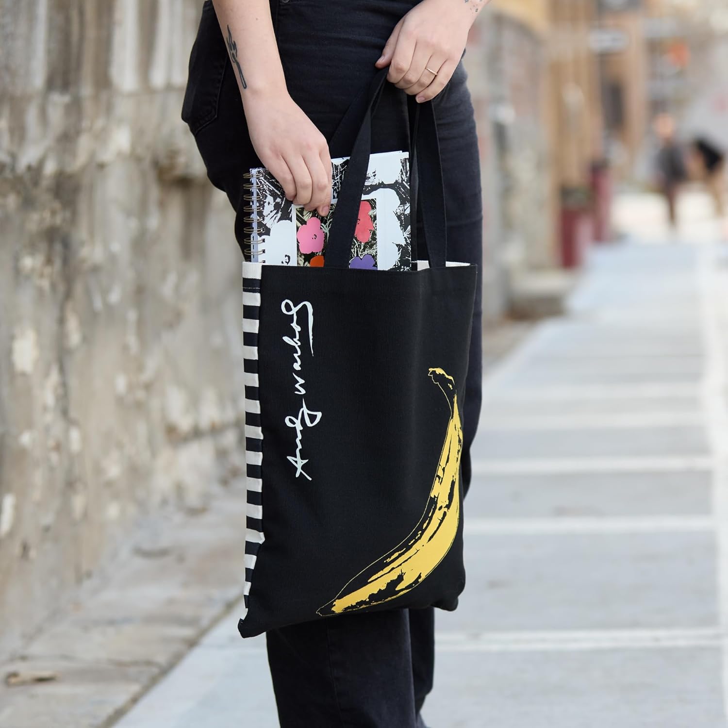 Torba podręczna Warhol Banana w czarnym kolorze z grafiką żółtego banana i paskami