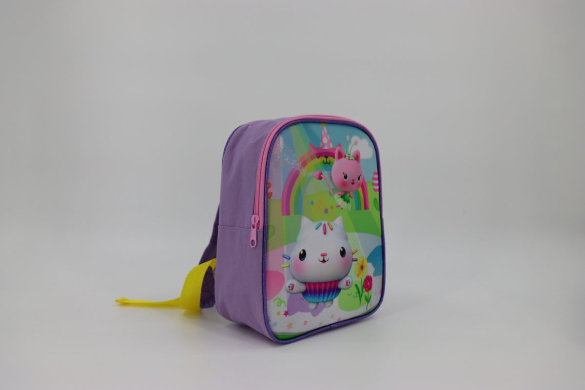 Lila Kindergartenrucksack Katzenhaus Gabi mit buntem Druck eines Kätzchens und eines Regenbogens.