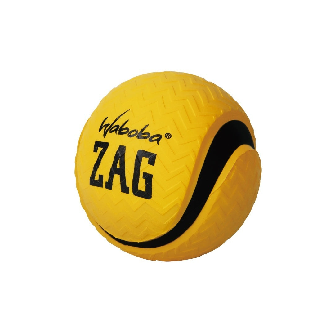 Żółta piłeczka Waboba ZAG do zabawy i sportu z wyraźnym czarnym napisem i wzorem