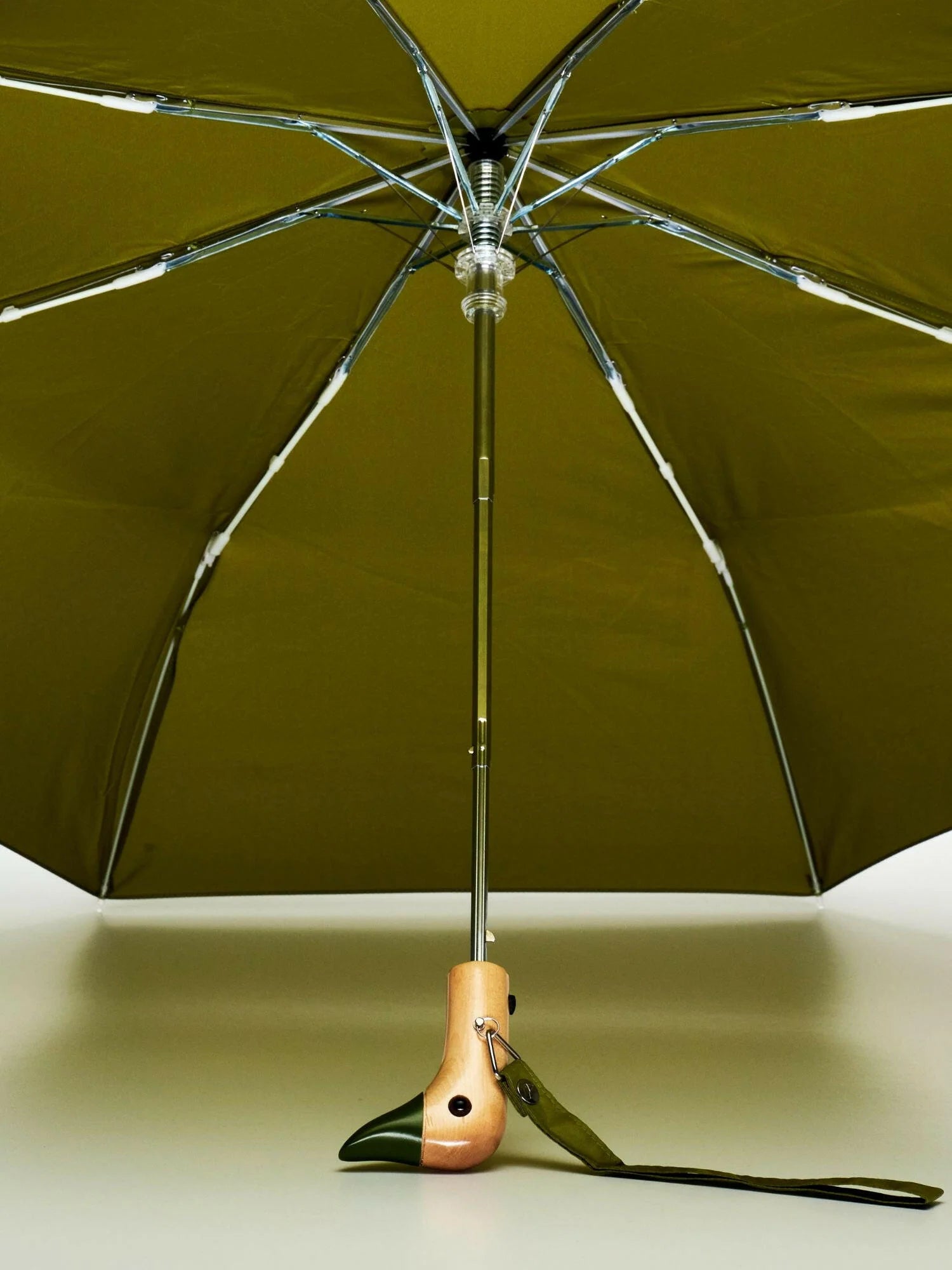 Parasol z zielonym daszkiem i parasolka z rączką w kształcie kaczki firmy WABOBA AB