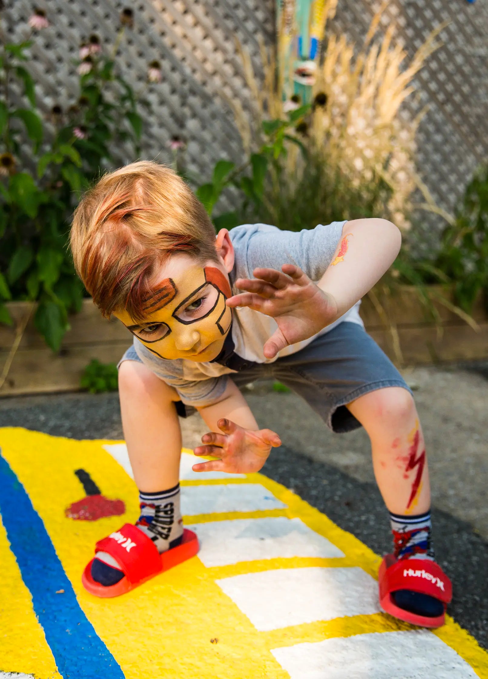 Dziecko z pomalowaną twarzą w kostiumie zabawy na świeżym powietrzu zestaw do malowania twarzy dla dzieci