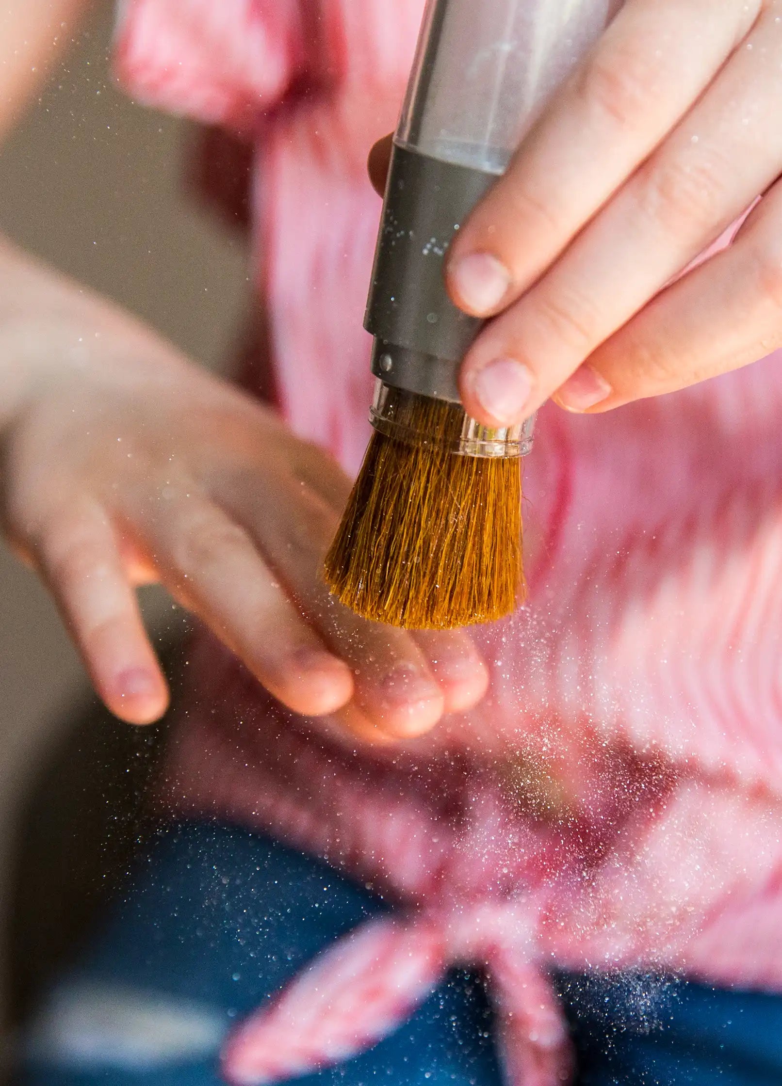 Pędzel z brokatem dla dzieci używany do dekoracji i zabawy kreatywnej przez dziecko