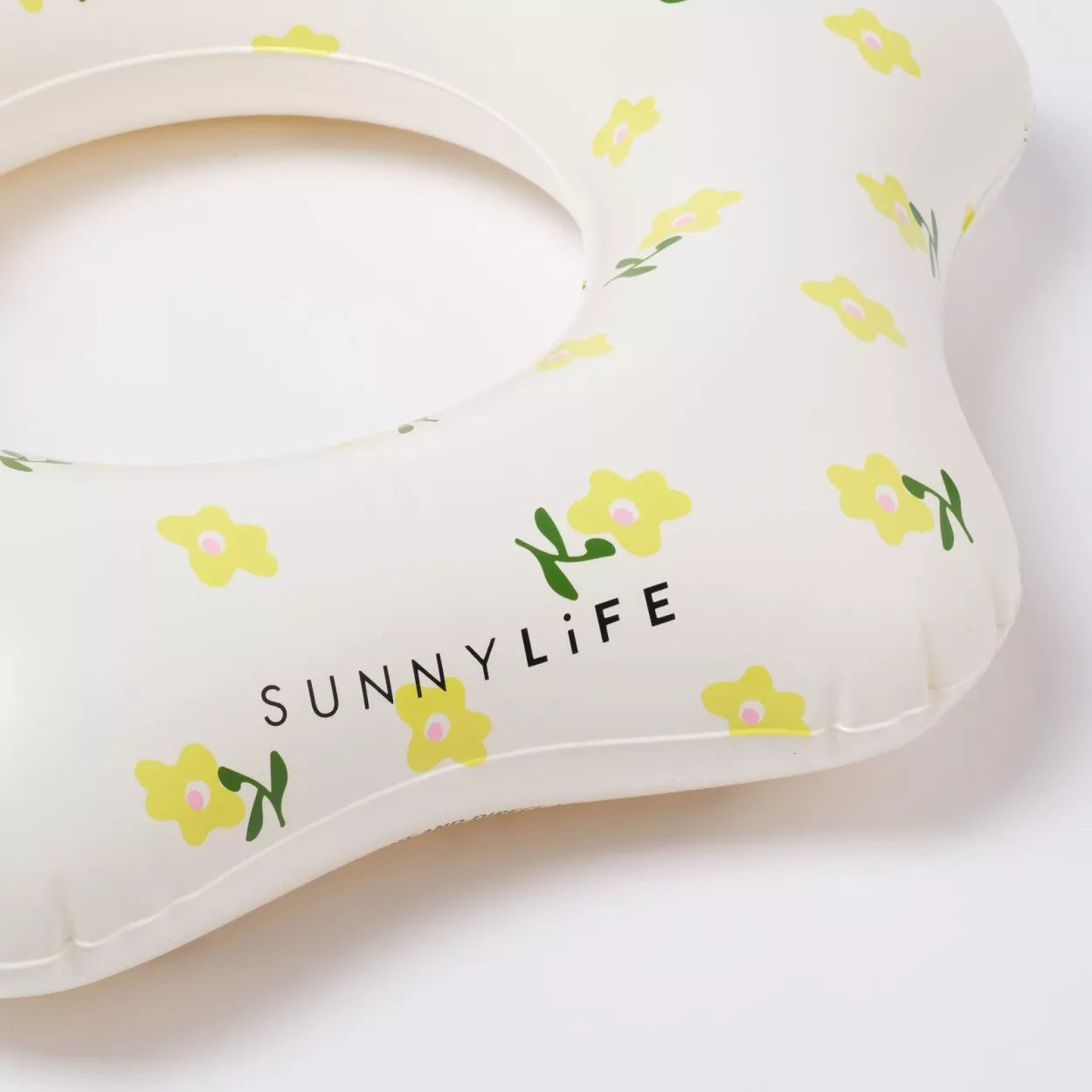 Dziecięce koło do pływania SUNNY LIFE w kształcie kwiatka z żółtymi kwiatami na białym tle